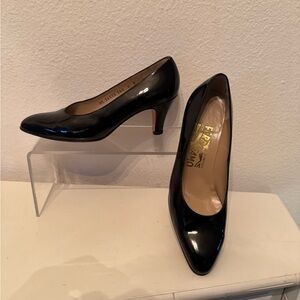 SALVATORE FERRAGAMO BLACK HEELS Vintage Clean But needs new heel tips!!!
6B